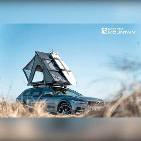 Moby Mountain Swell M tagtelt til 2 personer i slateGrey slået op på Volvo V90 Cross Country ved stranden