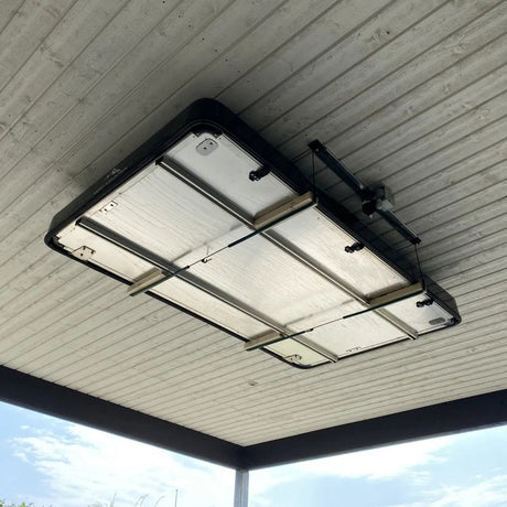 Tagtelt hejst op under carportloftet med Moby Mountain telt lift – universel til de fleste tagtelte