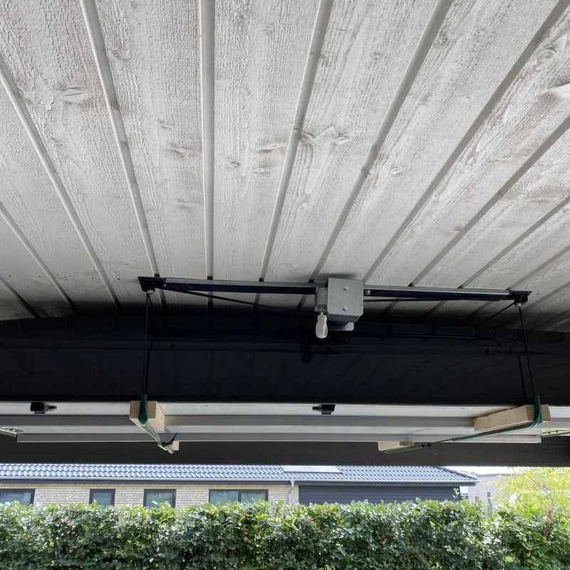 Moby Mountain telt lift med tagtelt opbevaret under loftet i carport