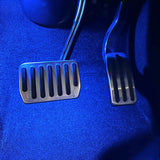 Monteret billede med blåt lys af pedaler til Tesla 