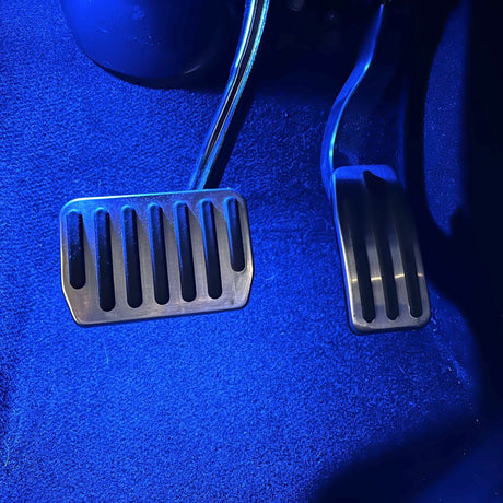 Monteret billede med blåt lys af pedaler til Tesla 