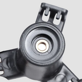 Bunden af posekrogen hvor man kan se hvor skruen skal være for at sætte den fast i en tesla model 3