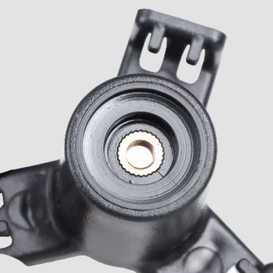 Bunden af posekrogen hvor man kan se hvor skruen skal være for at sætte den fast i en tesla model 3