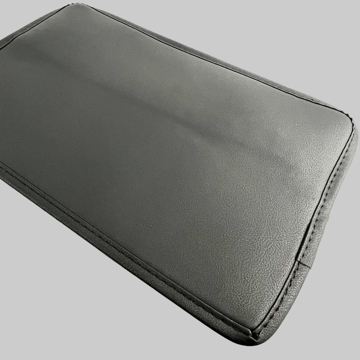 Skærmcover ligger ned for at vise hvilket stof den er fremstillet i. 