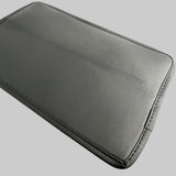 Skærmcover ligger ned for at vise hvilket stof den er fremstillet i. 