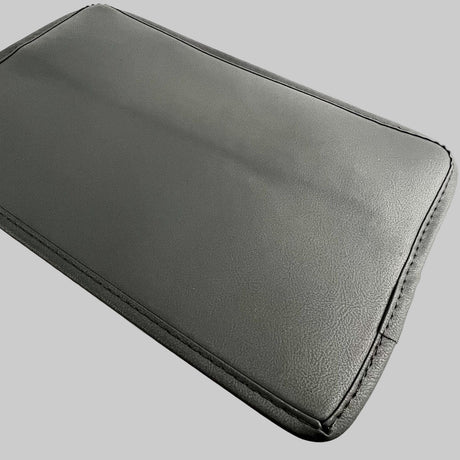 Skærmcover ligger ned for at vise hvilket stof den er fremstillet i. 