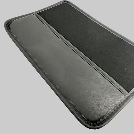 Bagsiden er skærmcover. Den bløde tekstil beskytter tesla skærmen for slag og ridser. 