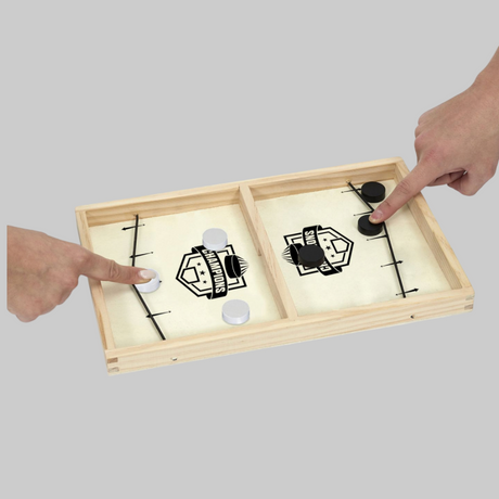 To der spille shuffleboard den ene har sort og den anden har hvid