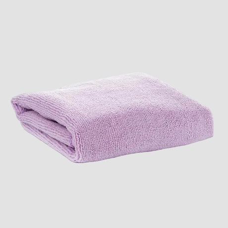 lyserød mikrofiberklud foldet sammen