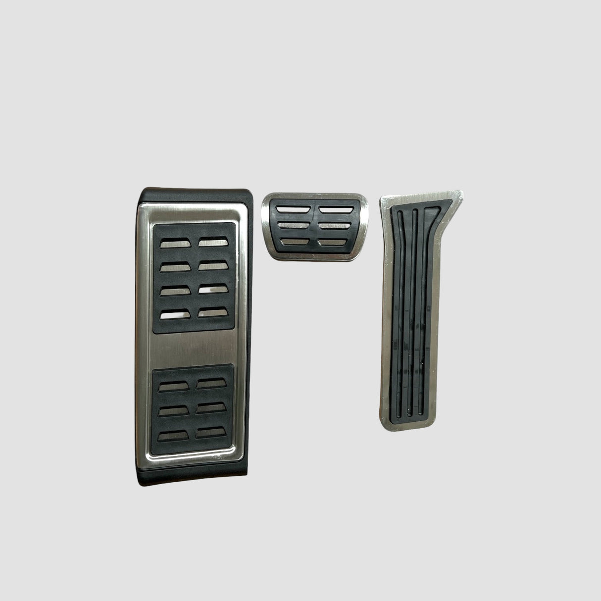 Sportspedaler til xpeng g6 set forfra. De har en aluminium overflade og en sort farve. 