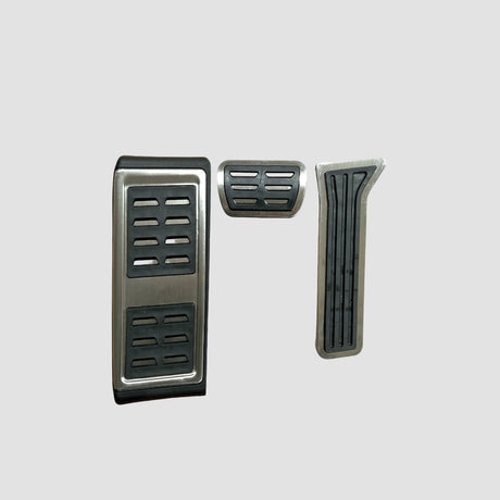 Sportspedaler til xpeng g6 set forfra. De har en aluminium overflade og en sort farve. 