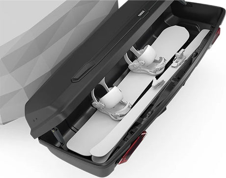 Thule Arcos XL bagageboks 450L åben med snowboards og ski pakket inden i boksen