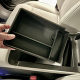 Viser hvor opbevaringsboksen til xpeng g6 skal placeres. 