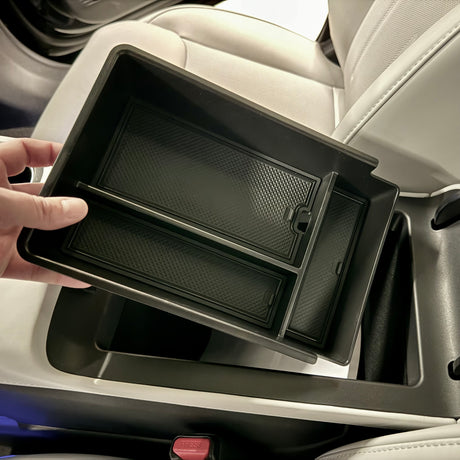 Viser hvor opbevaringsboksen til xpeng g6 skal placeres. 