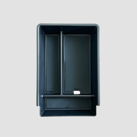 Opbevaringsboks til armlænet i en Xpeng G6, med farven sort. 